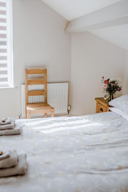 Sleeps 6 4 Bedrooms 2 Minute Walk To The Square Hosted Happy Valley Cast *