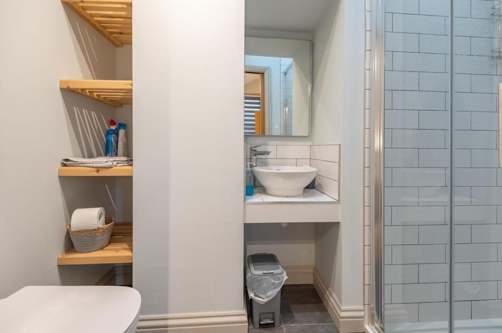 Дом отдыха Sleeps 6 4 Bedrooms 2 Minute Walk To The Square Hosted Happy Valley Cast