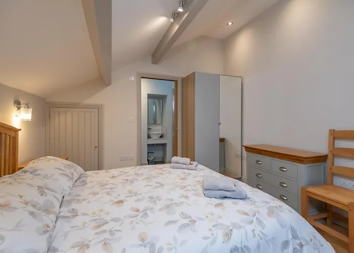 Sleeps 6 4 Bedrooms 2 Minute Walk To The Square Hosted Happy Valley Cast