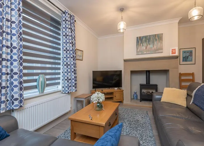 Sleeps 6 4 Bedrooms 2 Minute Walk To The Square Hosted Happy Valley Cast