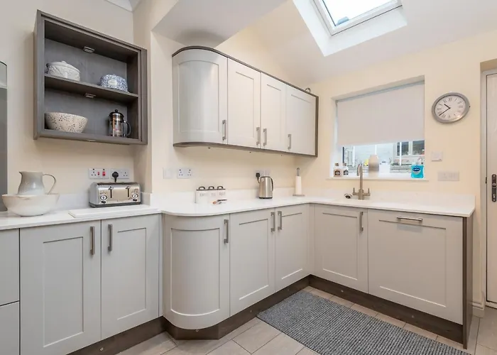 Sleeps 6 4 Bedrooms 2 Minute Walk To The Square Hosted Happy Valley Cast