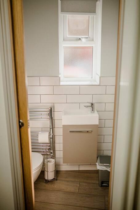 Holiday home Sleeps 6 4 Bedrooms 2 Minute Walk To The Square Hosted Happy Valley Cast