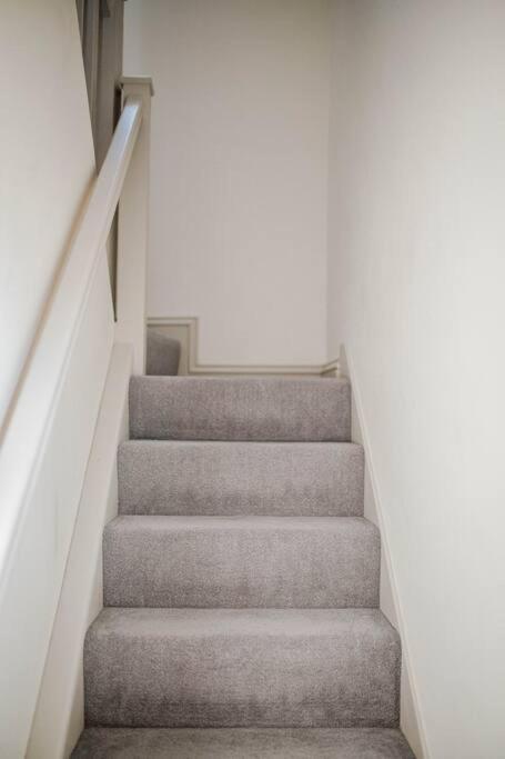 Holiday home Sleeps 6 4 Bedrooms 2 Minute Walk To The Square Hosted Happy Valley Cast