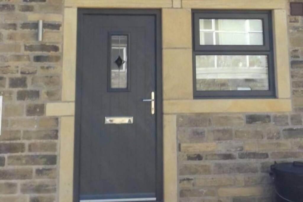 Sleeps 6 4 Bedrooms 2 Minute Walk To The Square Hosted Happy Valley Cast Holiday home *