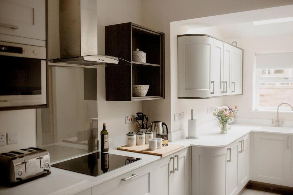 Sleeps 6 4 Bedrooms 2 Minute Walk To The Square Hosted Happy Valley Cast