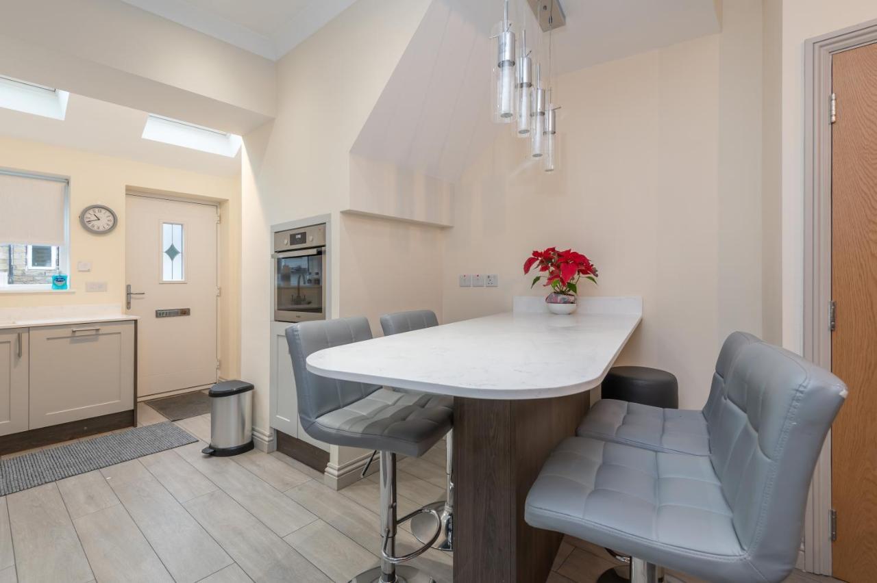 Sleeps 6 4 Bedrooms 2 Minute Walk To The Square Hosted Happy Valley Cast *