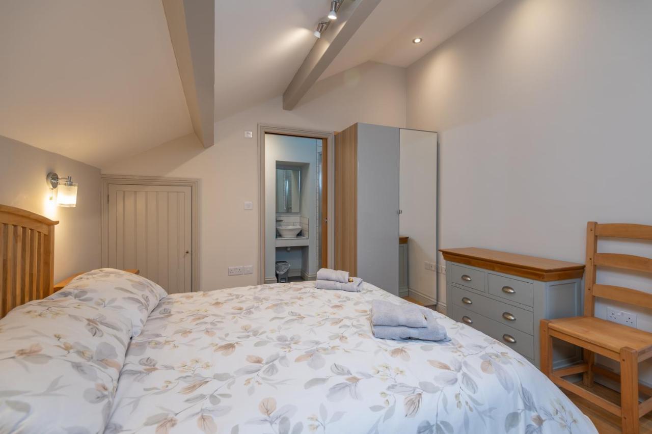 Holiday home Sleeps 6 4 Bedrooms 2 Minute Walk To The Square Hosted Happy Valley Cast *