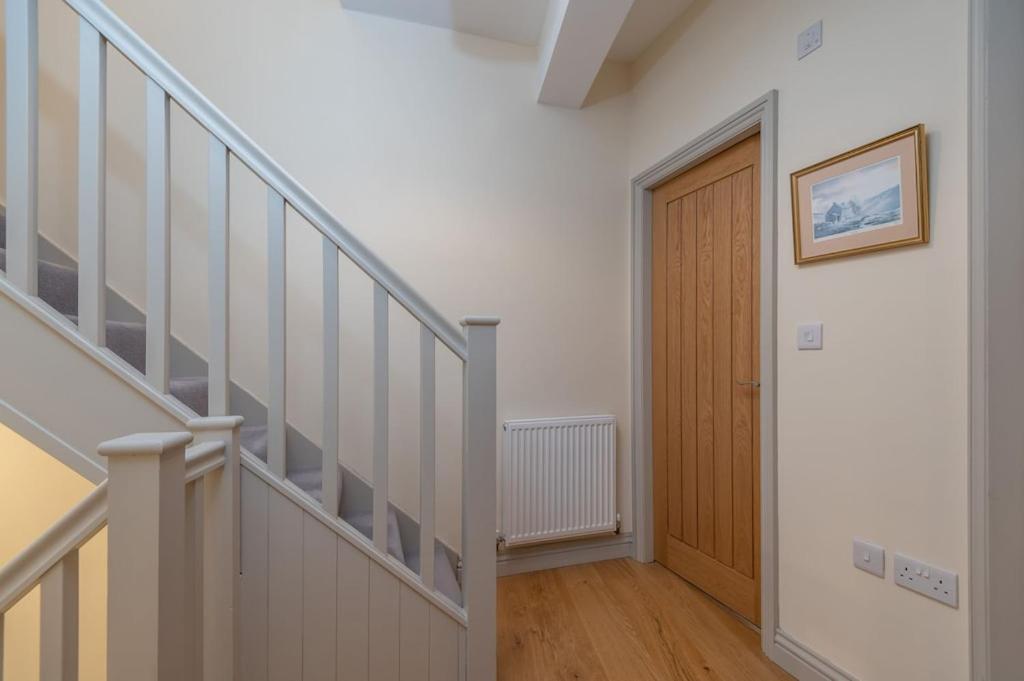 Sleeps 6 4 Bedrooms 2 Minute Walk To The Square Hosted Happy Valley Cast Holiday home *