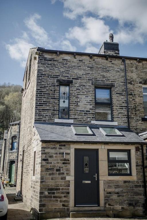 Holiday home Sleeps 6 4 Bedrooms 2 Minute Walk To The Square Hosted Happy Valley Cast