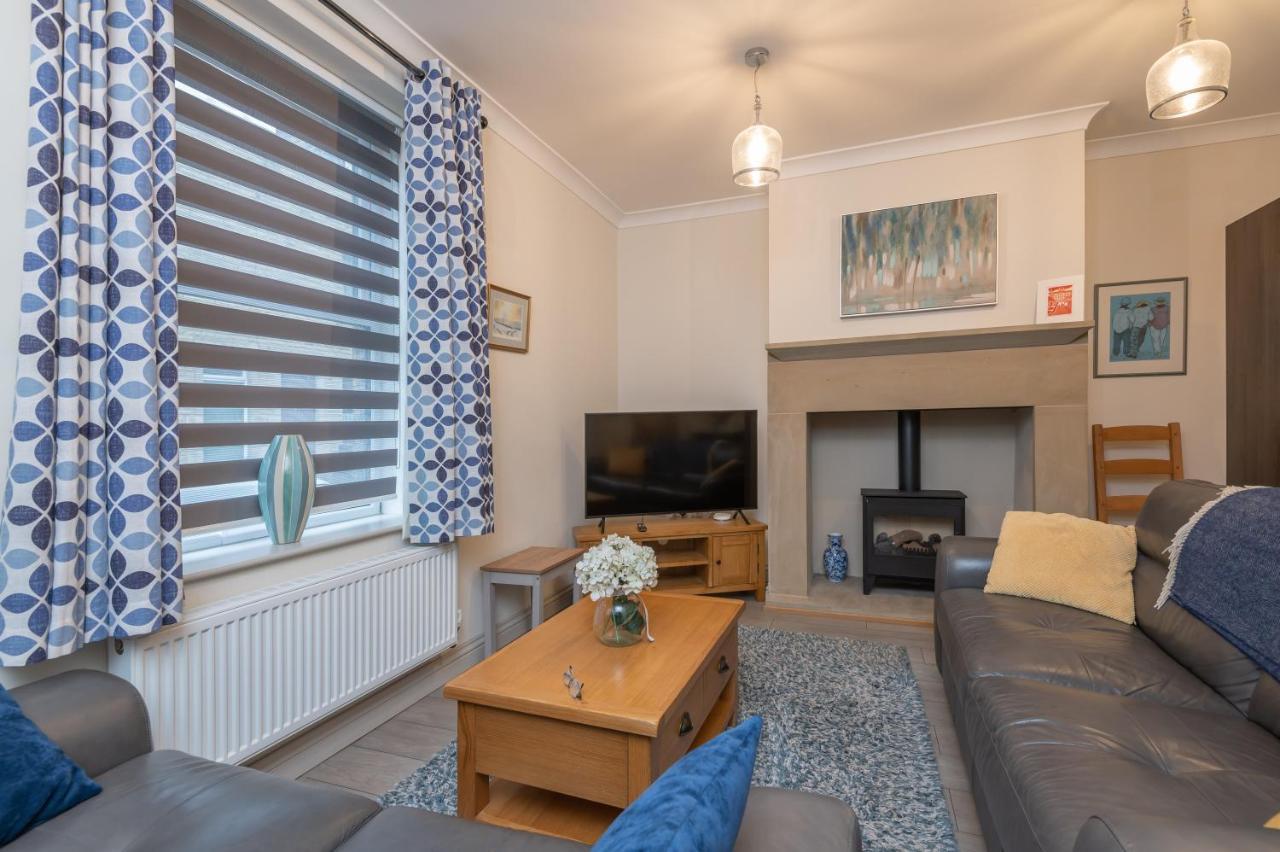 Sleeps 6 4 Bedrooms 2 Minute Walk To The Square Hosted Happy Valley Cast *
