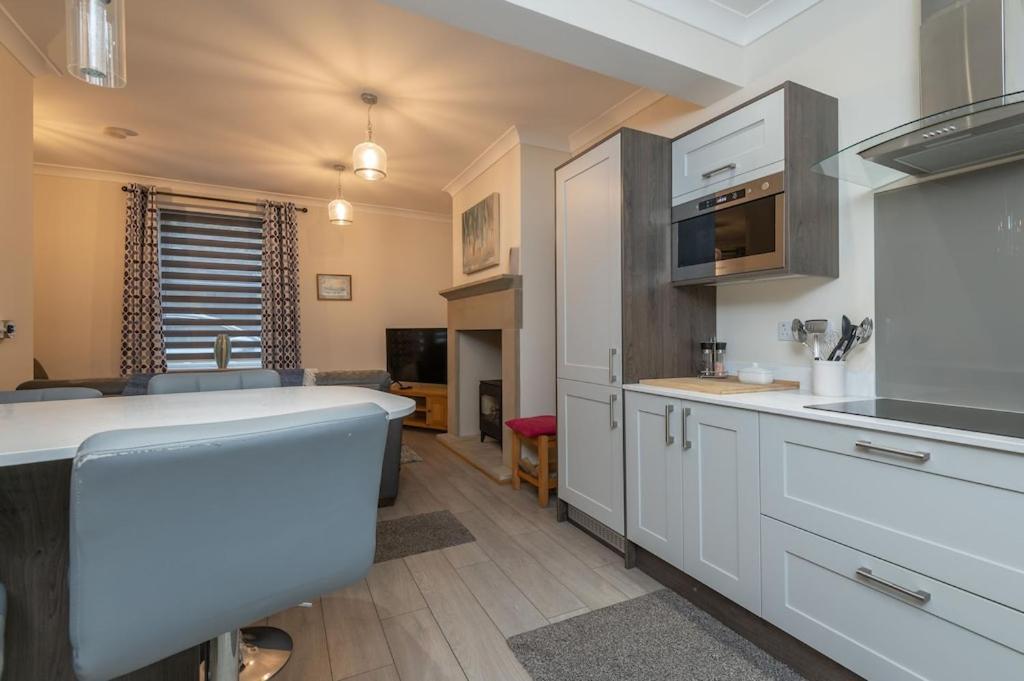 Sleeps 6 4 Bedrooms 2 Minute Walk To The Square Hosted Happy Valley Cast