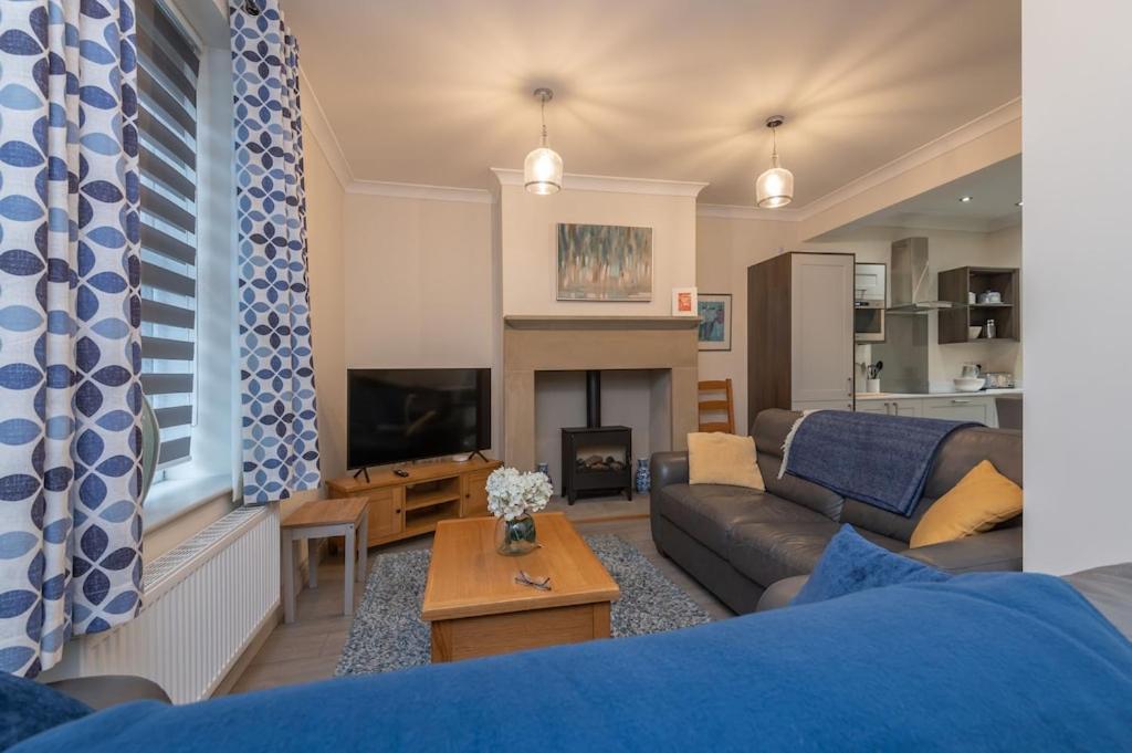 Sleeps 6 4 Bedrooms 2 Minute Walk To The Square Hosted Happy Valley Cast *