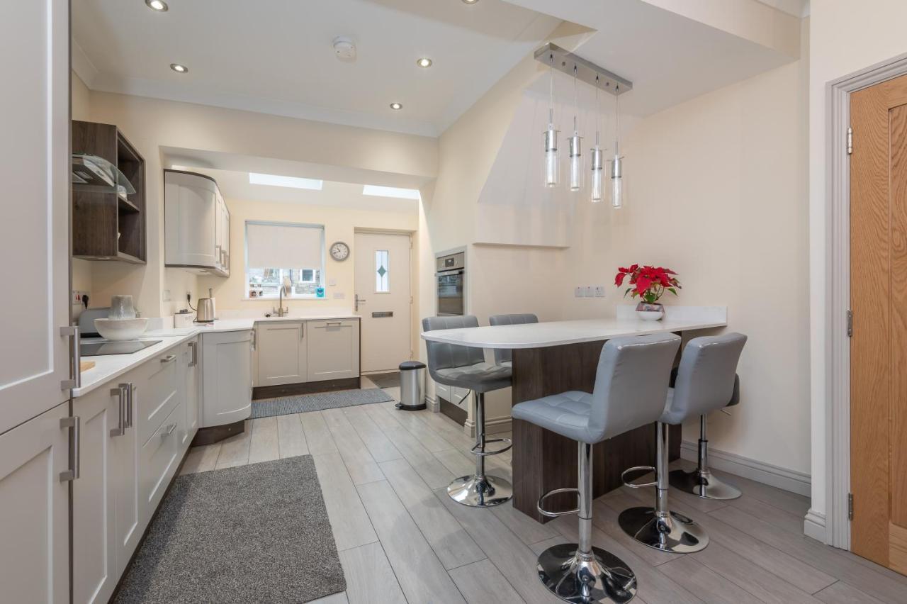 Sleeps 6 4 Bedrooms 2 Minute Walk To The Square Hosted Happy Valley Cast Holiday home