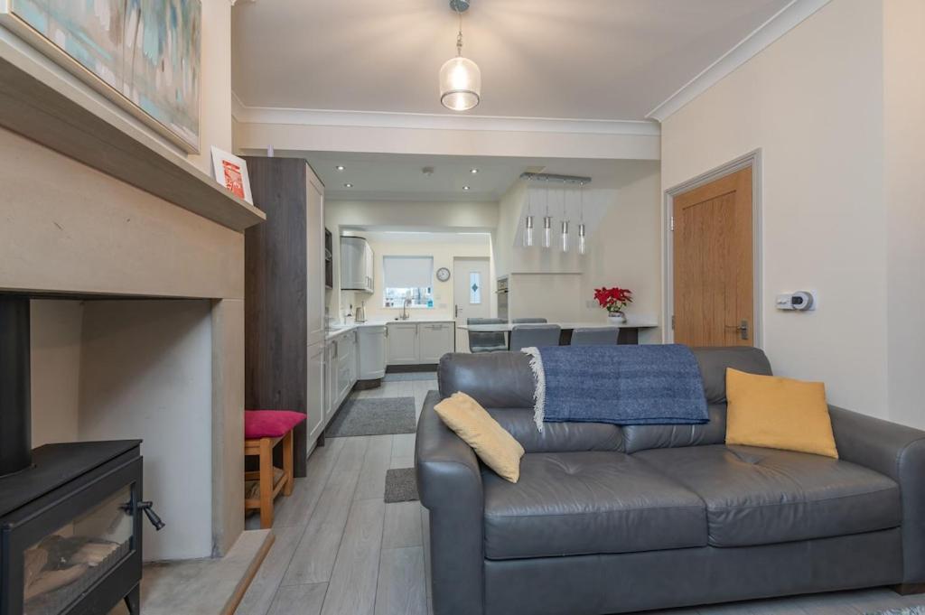 Sleeps 6 4 Bedrooms 2 Minute Walk To The Square Hosted Happy Valley Cast Holiday home
