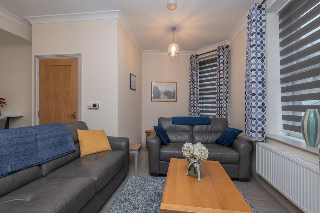Sleeps 6 4 Bedrooms 2 Minute Walk To The Square Hosted Happy Valley Cast Hebden Bridge
