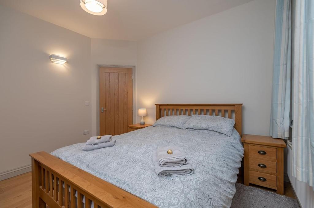 Sleeps 6 4 Bedrooms 2 Minute Walk To The Square Hosted Happy Valley Cast