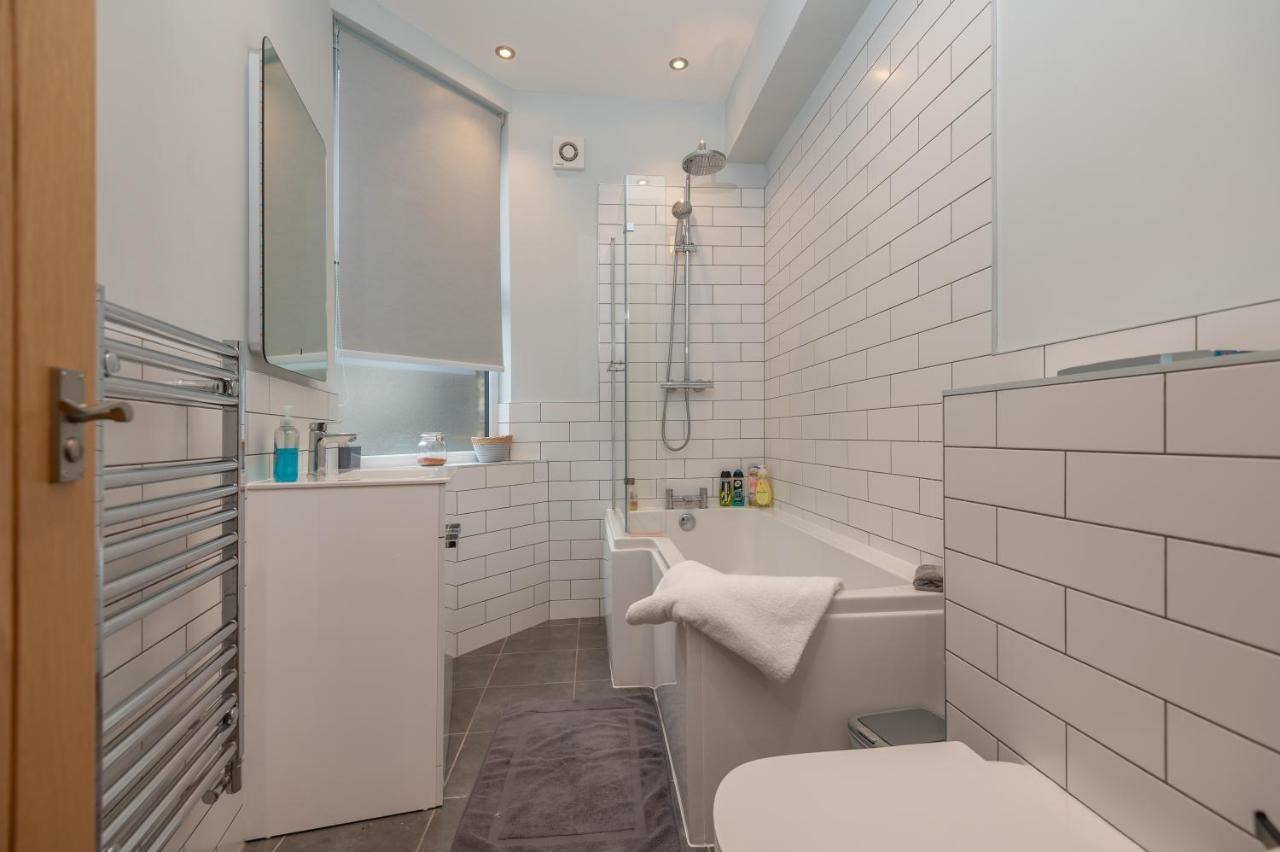 Sleeps 6 4 Bedrooms 2 Minute Walk To The Square Hosted Happy Valley Cast Holiday home Hebden Bridge