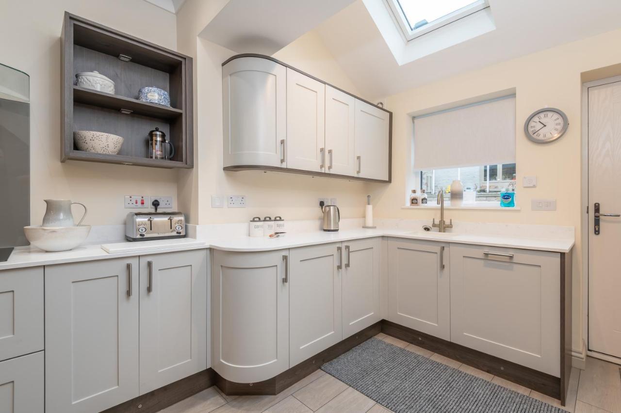 Sleeps 6 4 Bedrooms 2 Minute Walk To The Square Hosted Happy Valley Cast